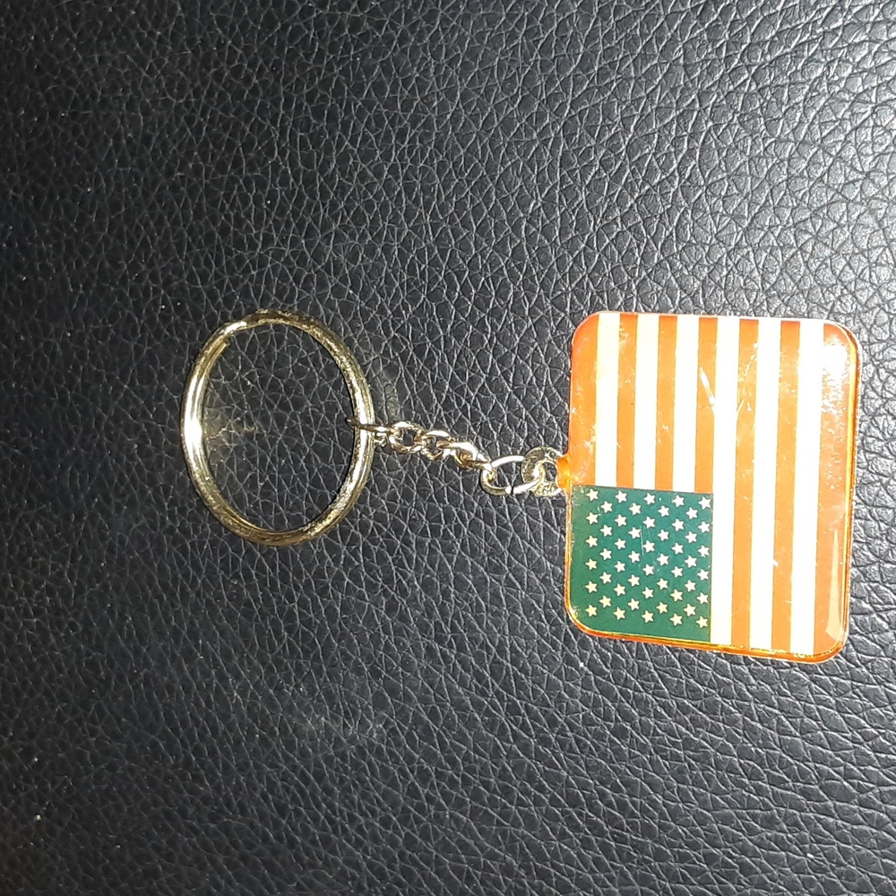 VFW VETERANS OF FOREIGN WAR AMERICAN FLAG KEYCHAIN CHARM NRMINT CONDITION